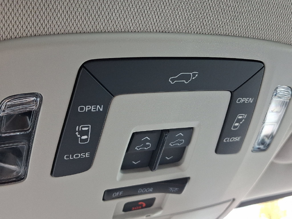 Used 2026 Toyota Sienna XLE FWD image 31