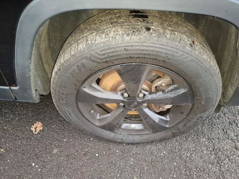 Used 2019 Jeep Cherokee Latitude Plus image 4