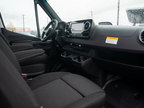 Used 2025 Mercedes-Benz Sprinter 4500 image 28