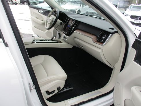 Certified 2022 Volvo XC60 B5 Momentum w/ Climate Package image 16