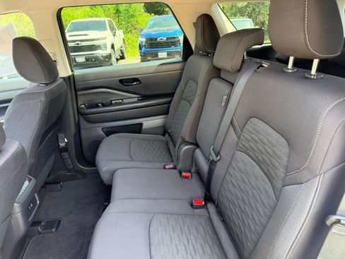 Used 2025 Nissan Pathfinder SV AWD/4WD image 9