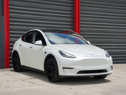 Used 2023 Tesla Model Y AWD image 3