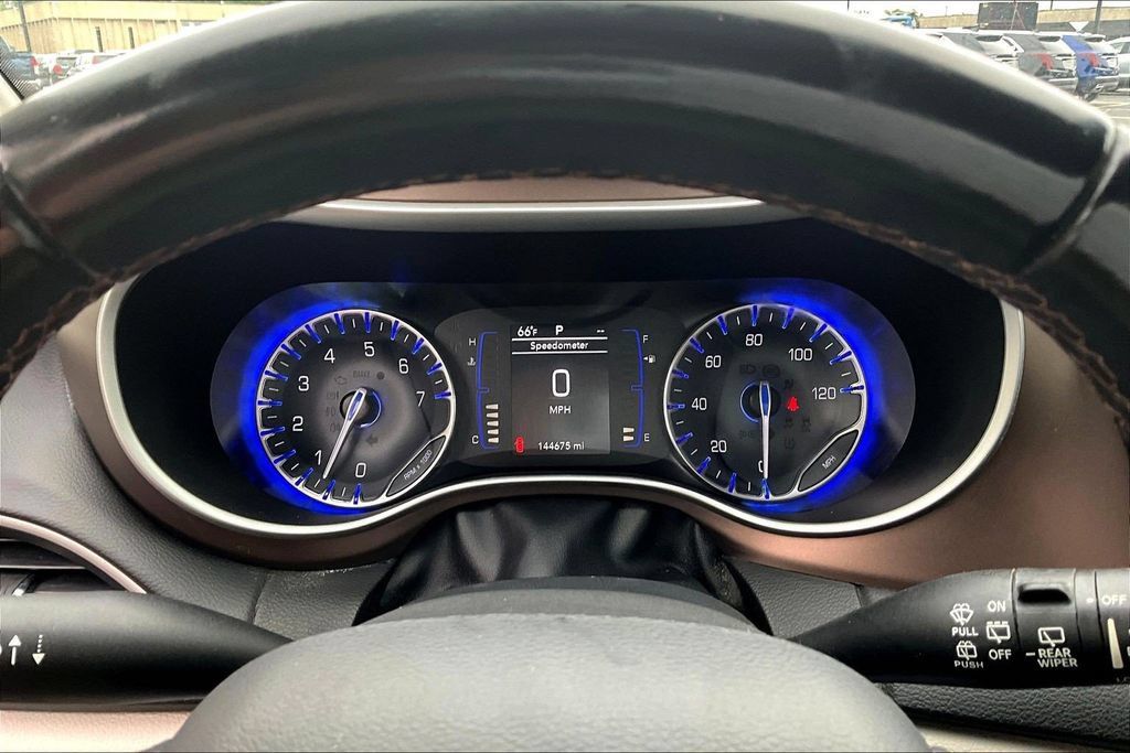 Used 2018 Chrysler Pacifica Touring-L w/ Tire & Wheel Group FWD image 13