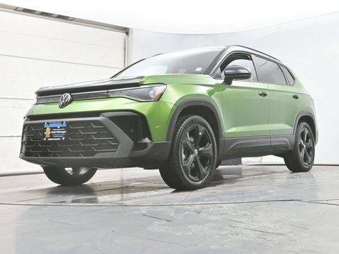 Certified 2025 Volkswagen Taos SE image 29