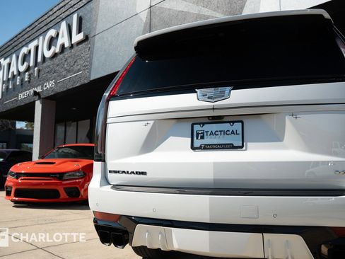Used 2023 Cadillac Escalade V w/ LPO, ONYX Package image 15