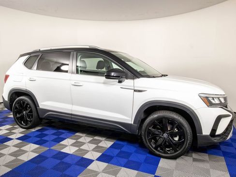Used 2023 Volkswagen Taos SE w/ Panoramic Sunroof Package FWD image 2