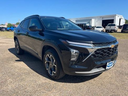 Used 2025 Chevrolet Trax LT FWD image 1