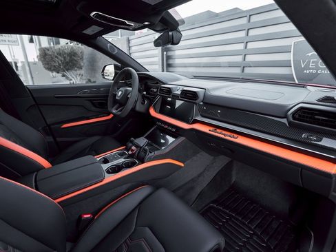 Used 2025 Lamborghini Urus SE image 40
