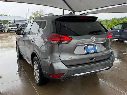 Used 2018 Nissan Rogue SV image 3