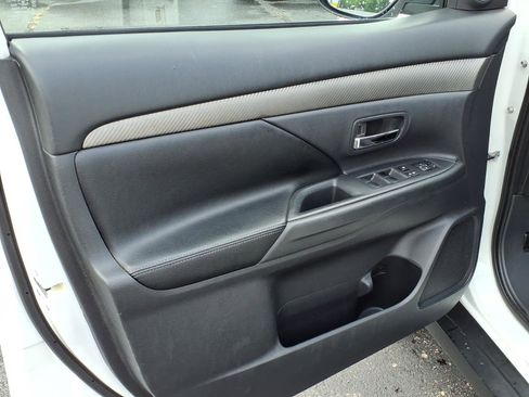 Used 2015 Mitsubishi Outlander SE AWD/4WD image 9