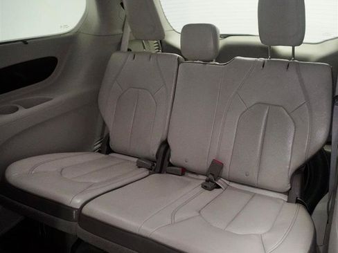 Used 2018 Chrysler Pacifica Touring-L image 6