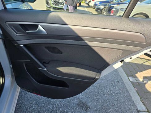 Used 2018 Volkswagen e-Golf SE w/ DC Fast Charging Package image 13