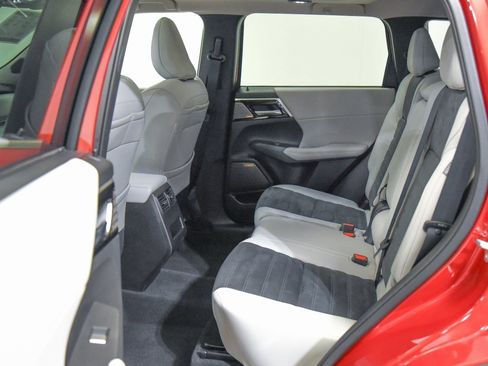 Used 2025 Mitsubishi Outlander SE image 4