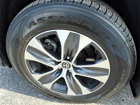 Used 2022 Toyota Highlander XLE image 9