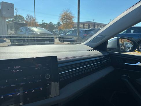 Used 2025 Volkswagen Jetta SE image 35