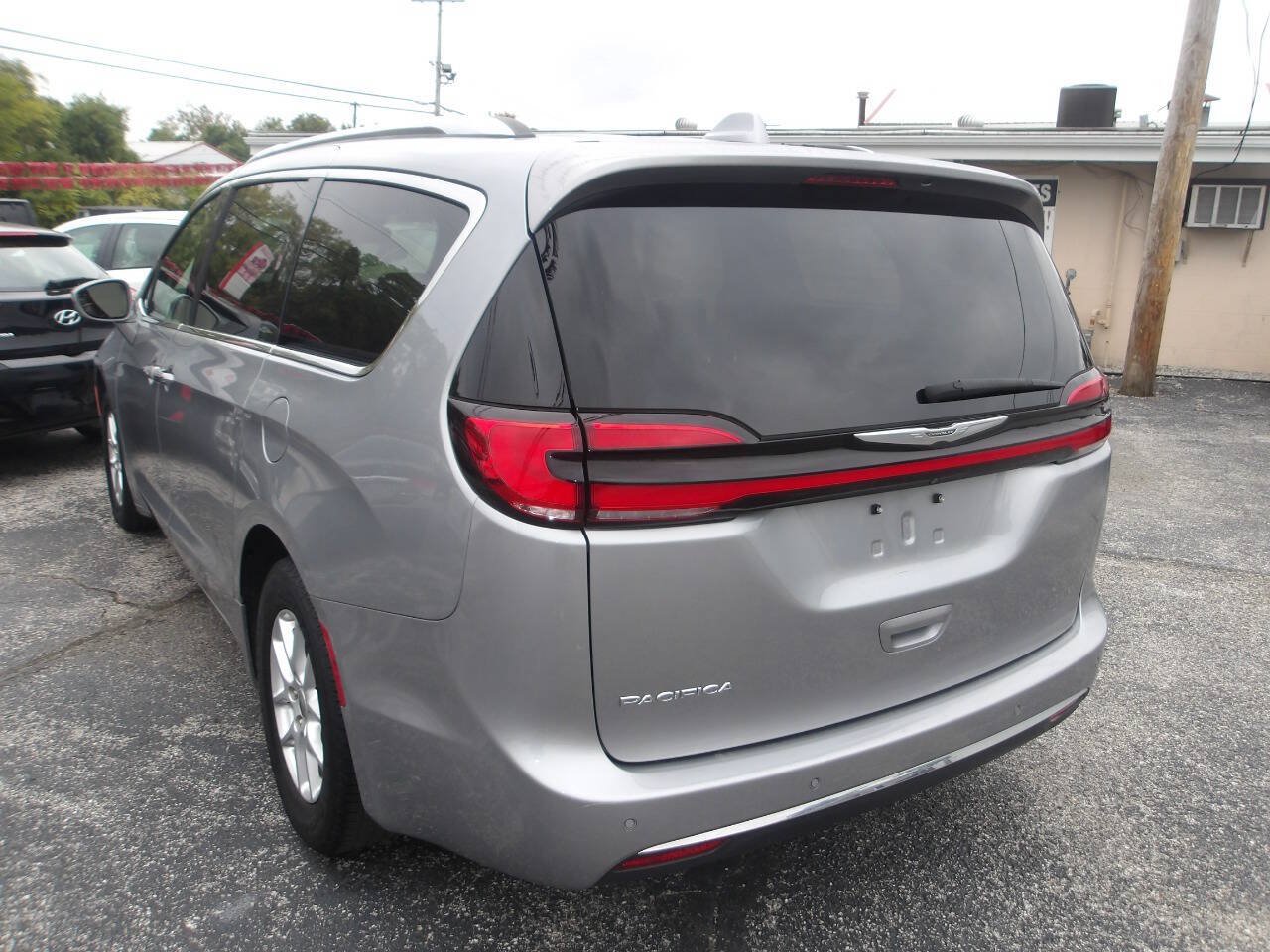 Used 2021 Chrysler Pacifica Touring-L FWD image 4