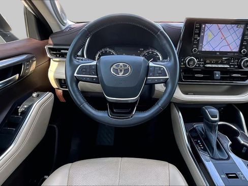 Used 2022 Toyota Highlander Limited FWD image 6