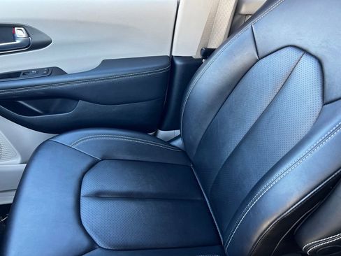 Used 2024 Chrysler Pacifica Touring-L FWD image 35