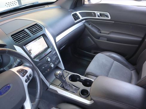 Used 2015 Ford Explorer XLT w/ Equipment Group 202B FWD image 40