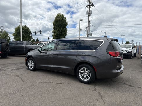 Used 2023 Chrysler Voyager LX FWD image 3