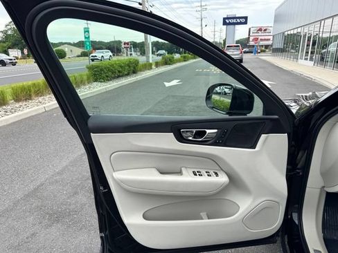 Used 2019 Volvo XC60 T5 Momentum w/ Multimedia Package AWD/4WD image 19