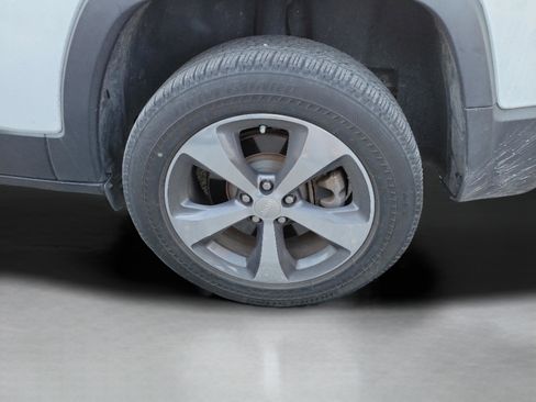 Used 2019 Jeep Cherokee Limited w/ Luxury Group image 29