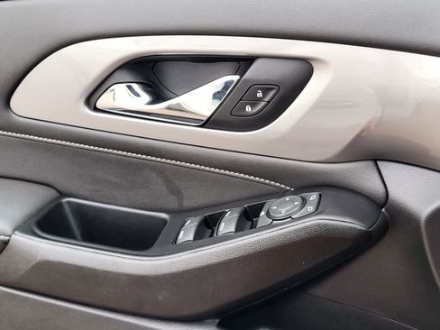 Used 2023 Chevrolet Traverse LT FWD image 13