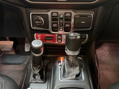 Used 2022 Jeep Wrangler Unlimited Rubicon AWD/4WD image 15