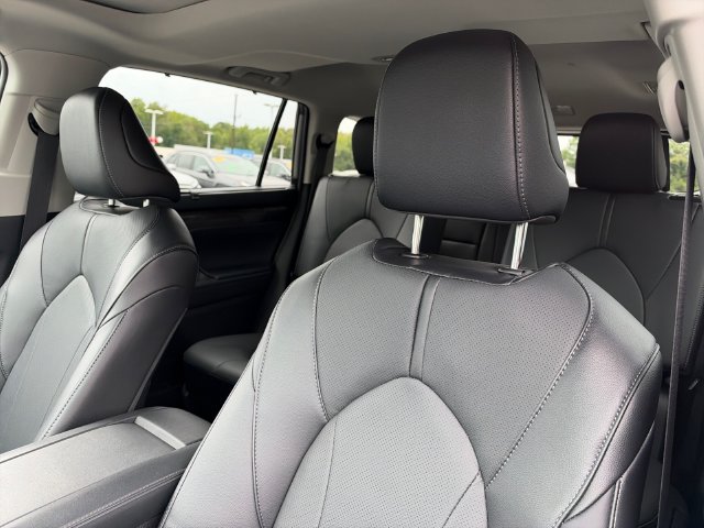Used 2026 Toyota Highlander Limited AWD/4WD image 18
