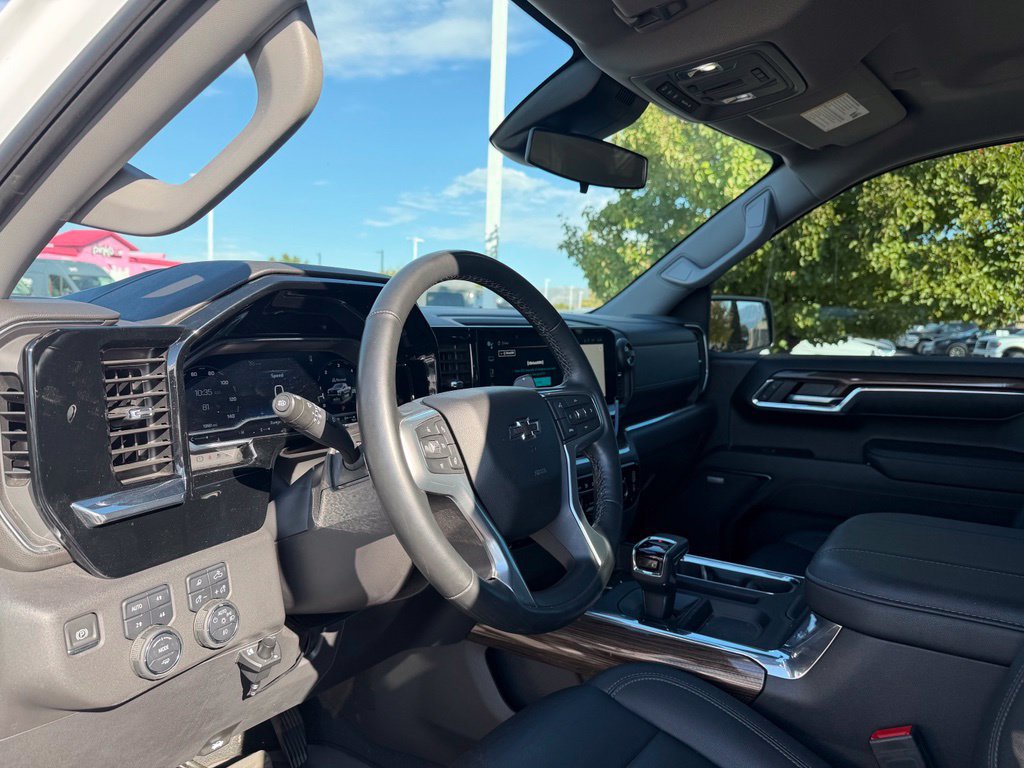 Used 2024 Chevrolet Silverado 1500 LT Trail Boss w/ LT Trail Boss Premium Package AWD/4WD image 12