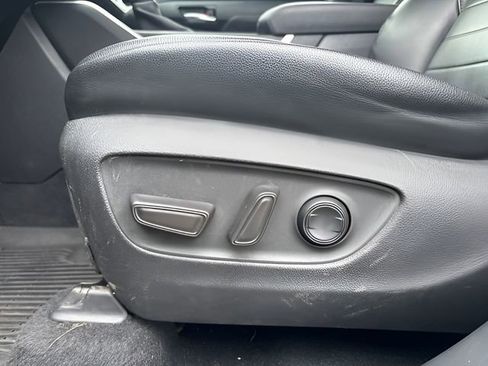 Used 2020 Toyota Highlander XLE AWD/4WD image 12