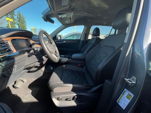 Used 2025 Volkswagen Atlas SE image 29