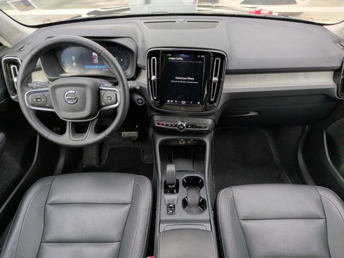 Used 2025 Volvo XC40 B5 Core image 19