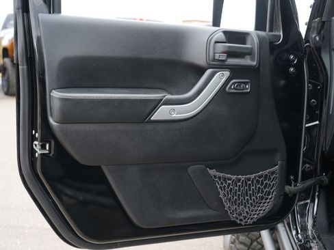 Used 2015 Jeep Wrangler Unlimited Rubicon image 14