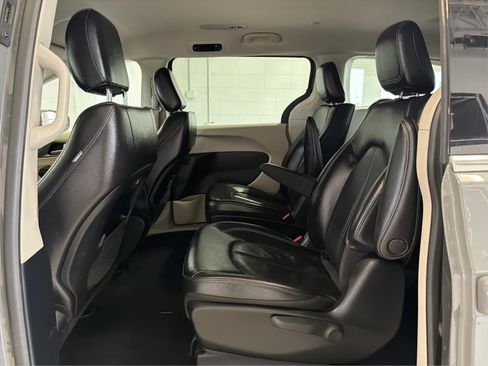 Used 2022 Chrysler Pacifica Touring-L FWD image 10