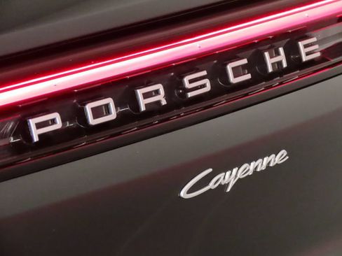 Certified 2024 Porsche Cayenne AWD/4WD image 12