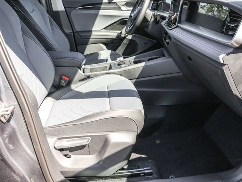 Used 2025 Volkswagen Tiguan SE image 34