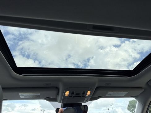 Used 2024 Toyota Highlander Limited image 19