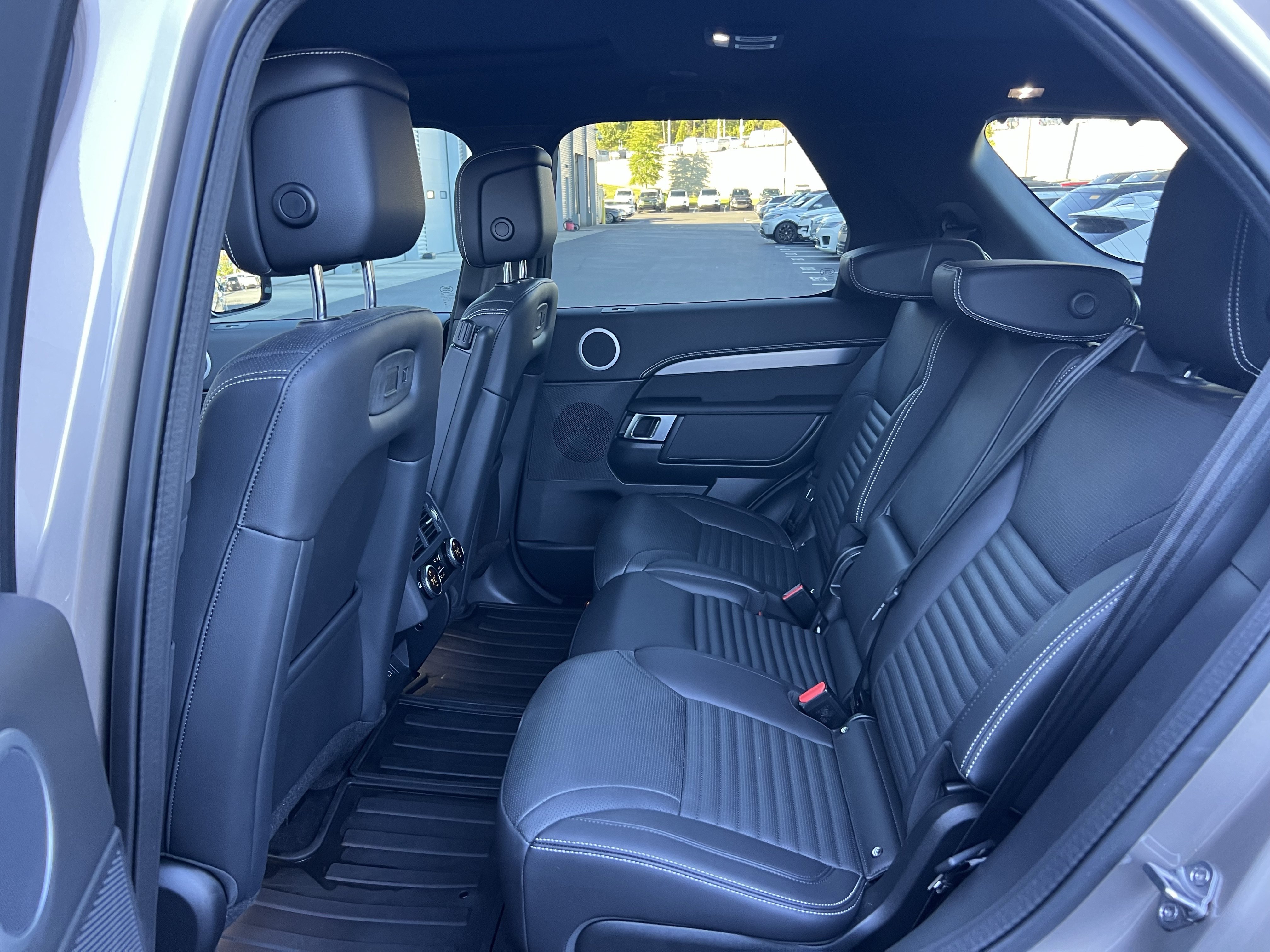 Certified 2025 Land Rover Discovery Dynamic SE AWD/4WD image 31