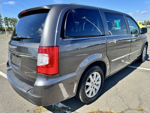 Used 2015 Chrysler Town & Country Touring w/ Driver Convenience Group image 4