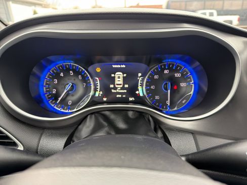 Used 2026 Chrysler Pacifica Select image 17