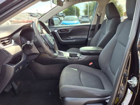 Used 2021 Toyota RAV4 LE FWD image 17