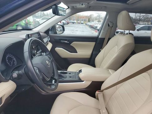 Used 2020 Toyota Highlander XLE image 18