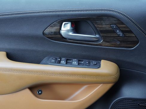 Used 2023 Chrysler Pacifica Pinnacle FWD image 15