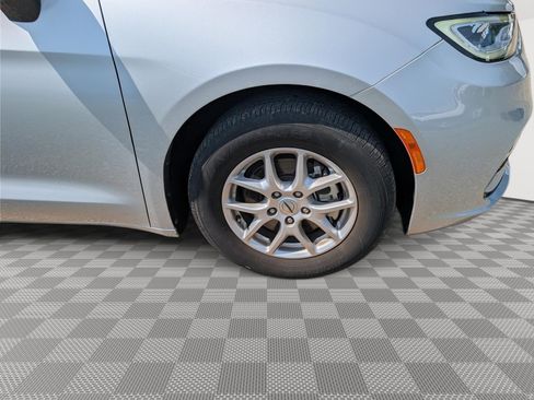 Used 2024 Chrysler Pacifica Touring-L FWD image 9