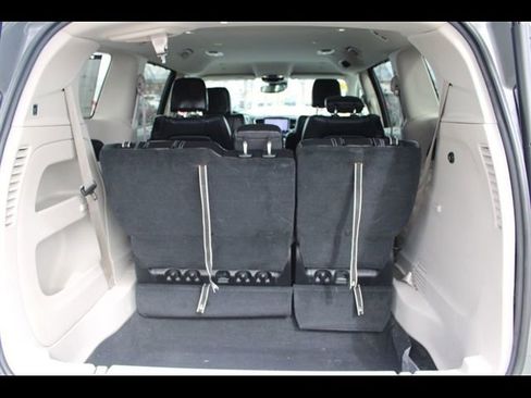 Used 2022 Chrysler Pacifica Touring-L FWD image 10