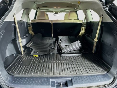 Used 2021 Toyota Highlander XLE image 28