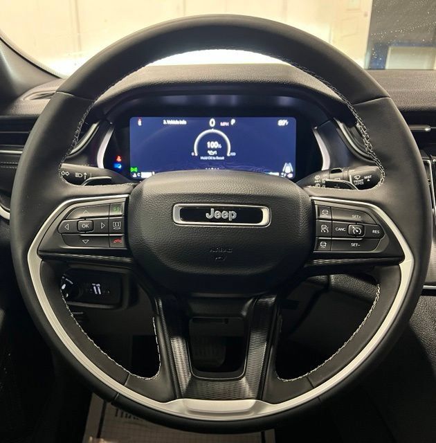 Used 2025 Jeep Grand Cherokee L Altitude RWD image 11
