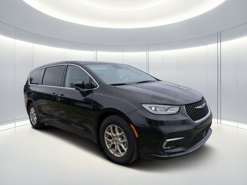 Used 2023 Chrysler Pacifica Touring-L FWD image 2