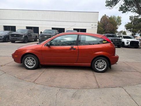 Used 2005 Ford Focus ZX3 Hatchback FWD image 2